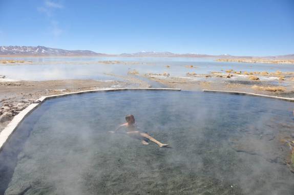 Maravilhosa piscina de águas quentes a quase 4.500 metros de altitude e temperatura externa próxima do 0 graus, no caminho para a Laguna Colorada, na Bolívia